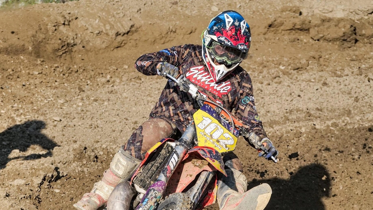 Bene i portabandiera del team MFracing: Tomas Ragadini quarto nella Mx1. Emanuele Menegatti si è aggiudicato la vittoria nella classe Mx2 Esperti. Bene i portabandiera del team MFracing: Tomas Ragadini quarto nella Mx1. Emanuele Menegatti si è aggiudicato la vittoria nella classe Mx2 Esperti.