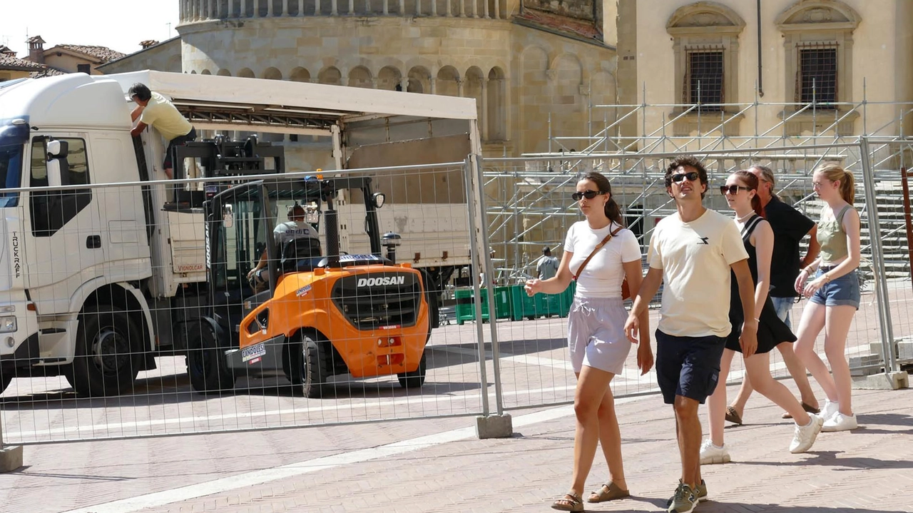 Operai al lavoro sotto il palazzo di Fraternita. Torna il palco della consegna. Domenica l’estrazione delle carriere in piazza del Comune. Operai al lavoro sotto il palazzo di Fraternita. Torna il palco della consegna. Domenica l’estrazione delle carriere in piazza del Comune.