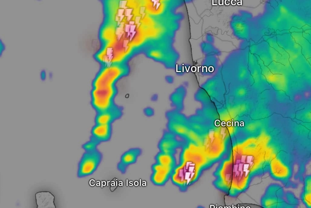 Il meteo radar mostra la fascia costiera toscana colpida dai temporali