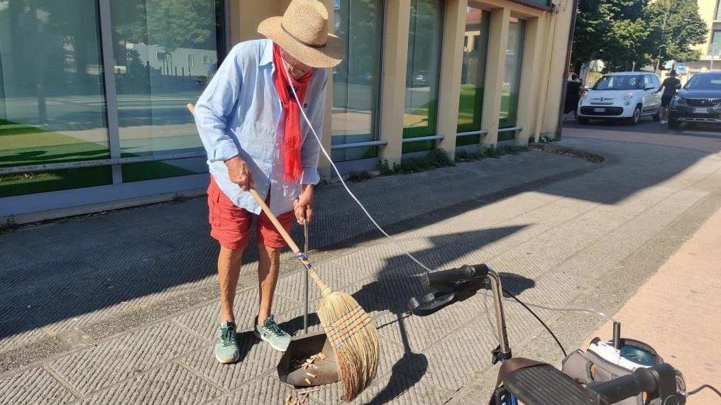 Ledo Cecchi, 85 anni, mentre spazza in via Martiri della Libertà Ledo Cecchi, 85 anni, mentre spazza in via Martiri della Libertà