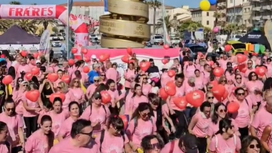 Le centinaia di persone ieri sotto la statua dedicata al Giro d'Italia Le centinaia di persone ieri sotto la statua dedicata al Giro d'Italia