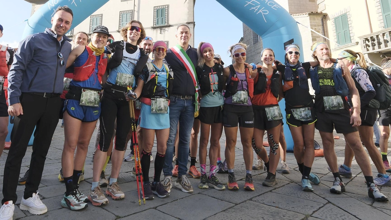 Il sindaco di Fivizzano con. un gruppo di atleti della Lunigiana Skyrace (Foto di Massimo Pasquali) Il sindaco di Fivizzano con. un gruppo di atleti della Lunigiana Skyrace (Foto di Massimo Pasquali)