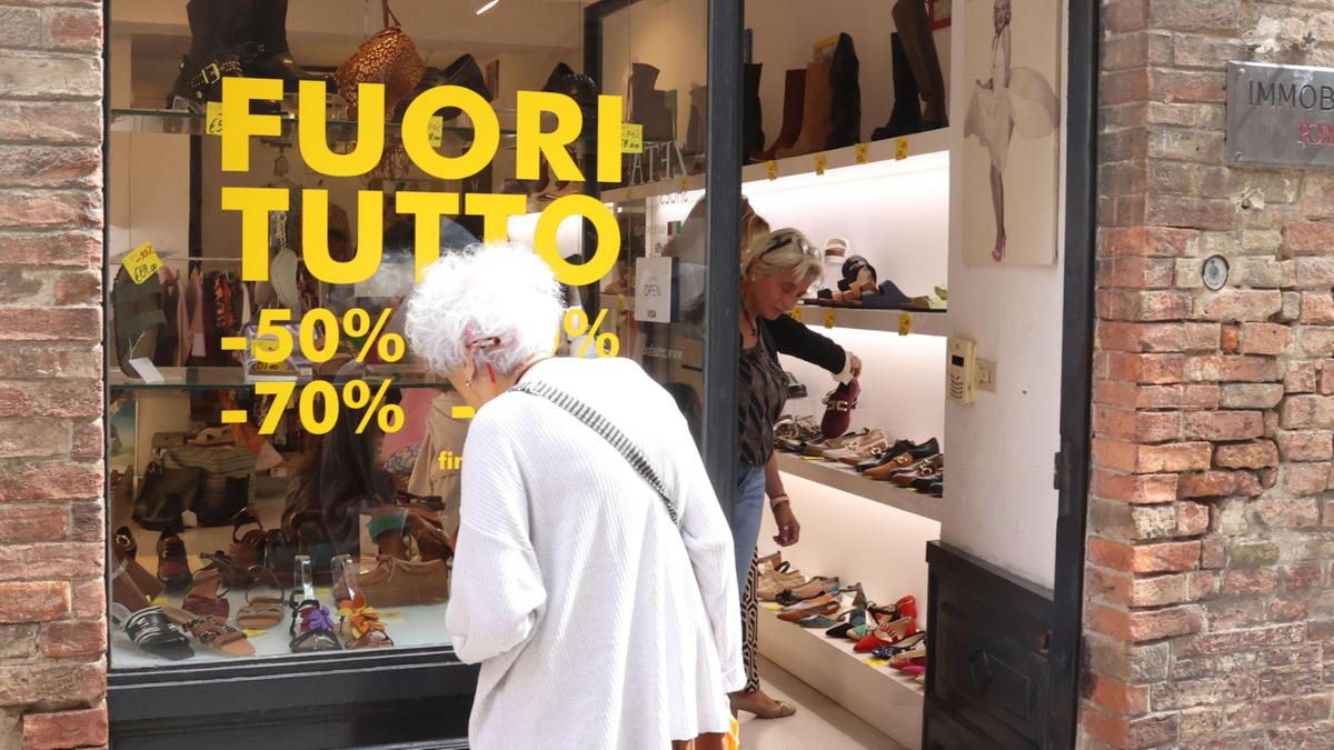 Siena, chiudono tre negozi storici: “Mai vista una stagione così”