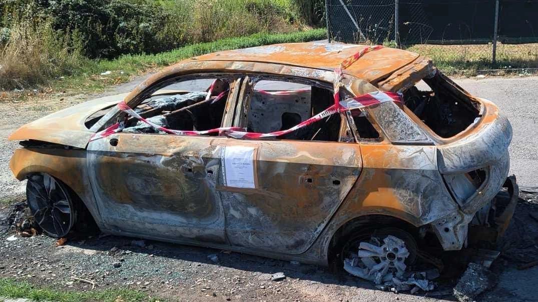 "Sono passati quasi due mesi, ma nonostante le nostre segnalazioni l’automobile è ancora lì. Pensiamo che sia necessario un intervento".... "Sono passati quasi due mesi, ma nonostante le nostre segnalazioni l’automobile è ancora lì. Pensiamo che sia necessario un intervento"....