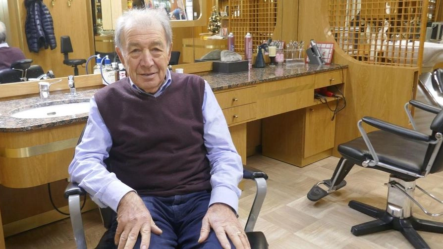 Il parrucchiere Antonio Croce va in pensione dopo 55 anni Il parrucchiere Antonio Croce va in pensione dopo 55 anni