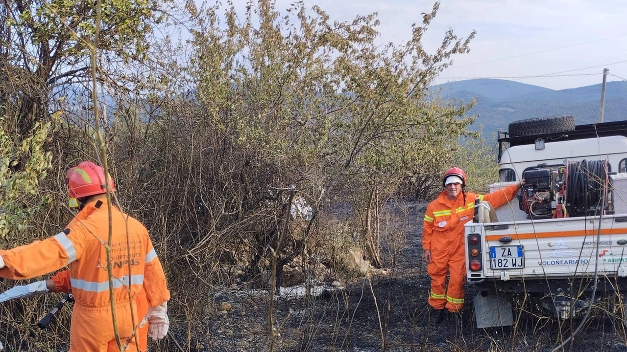 Le operazioni di bonifica e controllo dell’incendio sui campi in località La Sassa, nel comune di Montecatini Val di Cecina: ieri mattina altre 4 squadre Anpas locali e di Castellina sono entrate al’opera per mettere in sicurezza il perimetro Le operazioni di bonifica e controllo dell’incendio sui campi in località La Sassa, nel comune di Montecatini Val di Cecina: ieri mattina altre 4 squadre Anpas locali e di Castellina sono entrate al’opera per mettere in sicurezza il perimetro