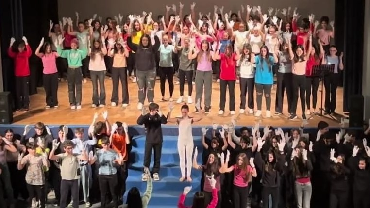 Il Garibaldi gremito per le rapprentazioni dello spettacolo voluto dalla Consulta comunale disabilità. Primo premio per la media Carducci e l’istituto superiore Salvetti. Video fuori concorso di Nicola Aldovardi.