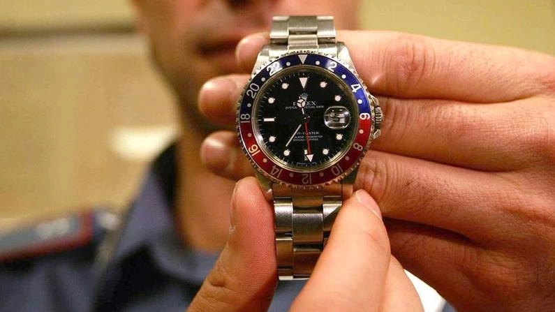 Un carabiniere mostra uno dei tanti orologi rubati durante la stagione estiva Un carabiniere mostra uno dei tanti orologi rubati durante la stagione estiva