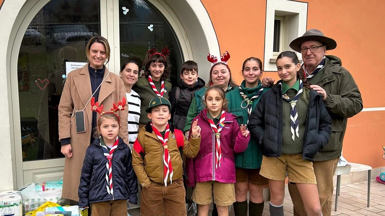 Gli scout hanno portato quanto raccolto all’associazione (Foto servizio Paola Nizza) Gli scout hanno portato quanto raccolto all’associazione (Foto servizio Paola Nizza)