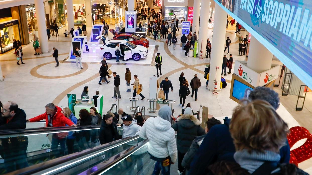 Anche ai Gigli si è registrata ressa per l’apertura dei saldi invernali Anche ai Gigli si è registrata ressa per l’apertura dei saldi invernali