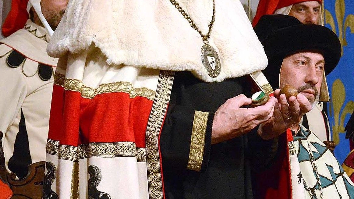 Il sindaco Alessandro Ghinelli durante l’estrazione delle carriere di giugno Il sindaco Alessandro Ghinelli durante l’estrazione delle carriere di giugno