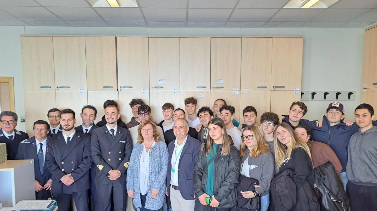 Iniziative della Guardia costiera per avvicinare i giovani alla cultura della legalità. E ieri i piccolini della scuola primaria sono saliti a bordo della motovedetta. .