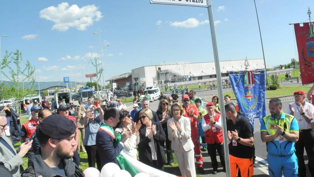 Il cartello che indica la strada intitolata a Luana D’Orazio e scoperto durante la cerimonia dell’1 Maggio a Montemurlo (Attalmi) Il cartello che indica la strada intitolata a Luana D’Orazio e scoperto durante la cerimonia dell’1 Maggio a Montemurlo (Attalmi)