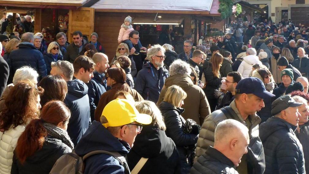 https://www.lanazione.it/image-service/view/acePublic/alias/contentid/MzIyNDAwMDEtMzA5Ny00/0/citta-di-natale-si-cambia-tirolesi-fino-al-28-dicembre-eurochocolate-verso-il-prato.jpeg?f=16:9&w=1200&h=630