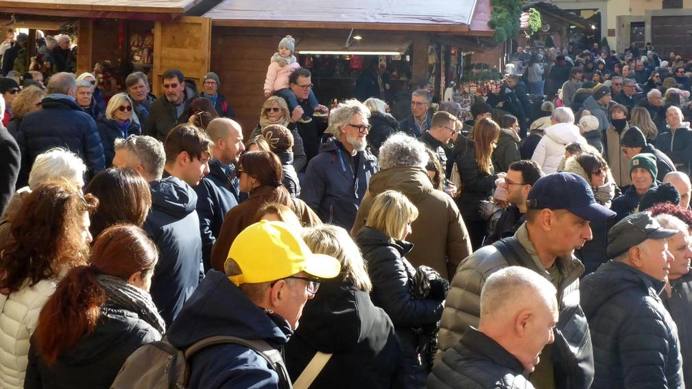 Il villaggio dei Tirolesi resterà in piazza Grande fino al 28 dicembre Il villaggio dei Tirolesi resterà in piazza Grande fino al 28 dicembre