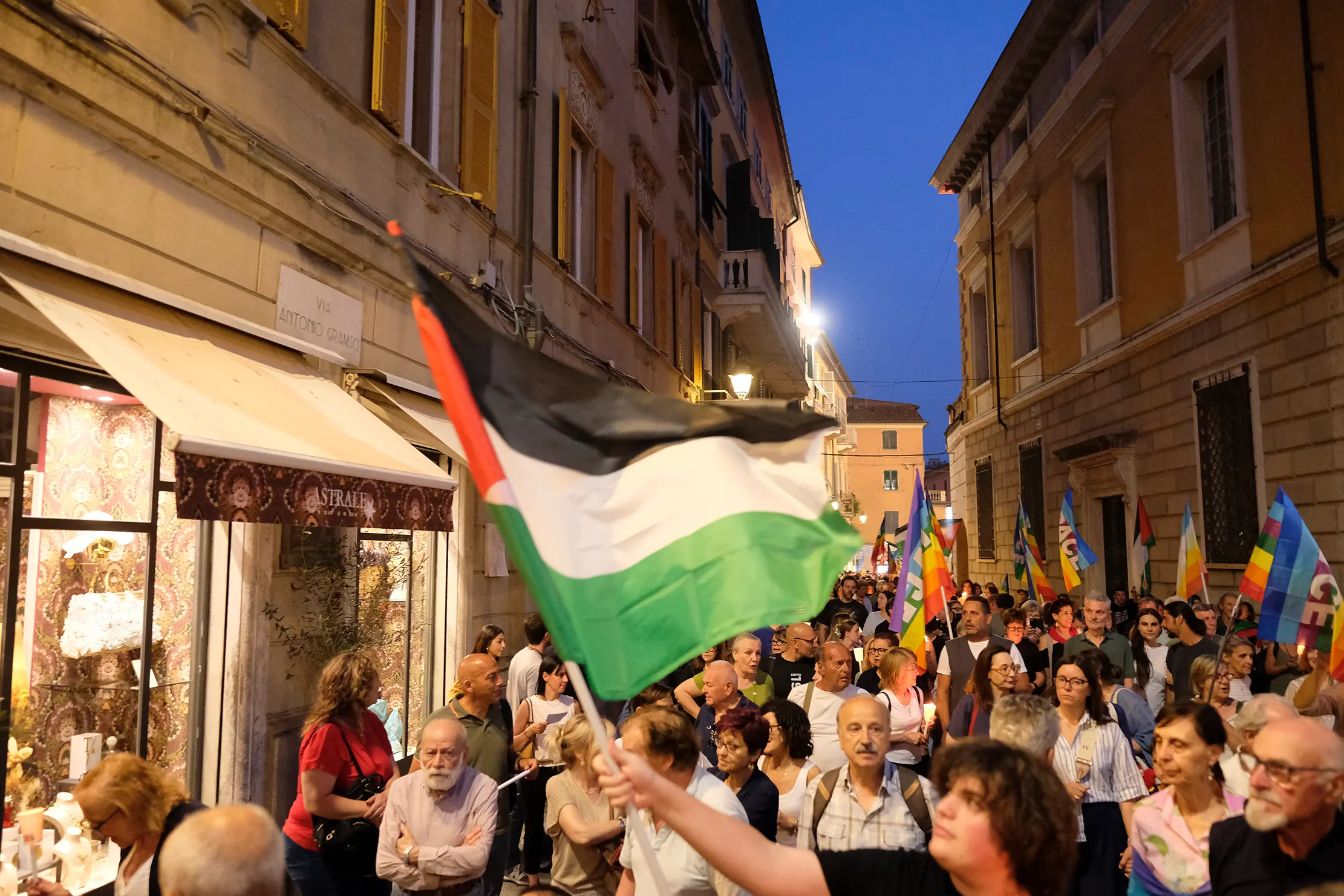 Mille fiaccole per Gaza. La sfilata in città per dire basta all’orrore