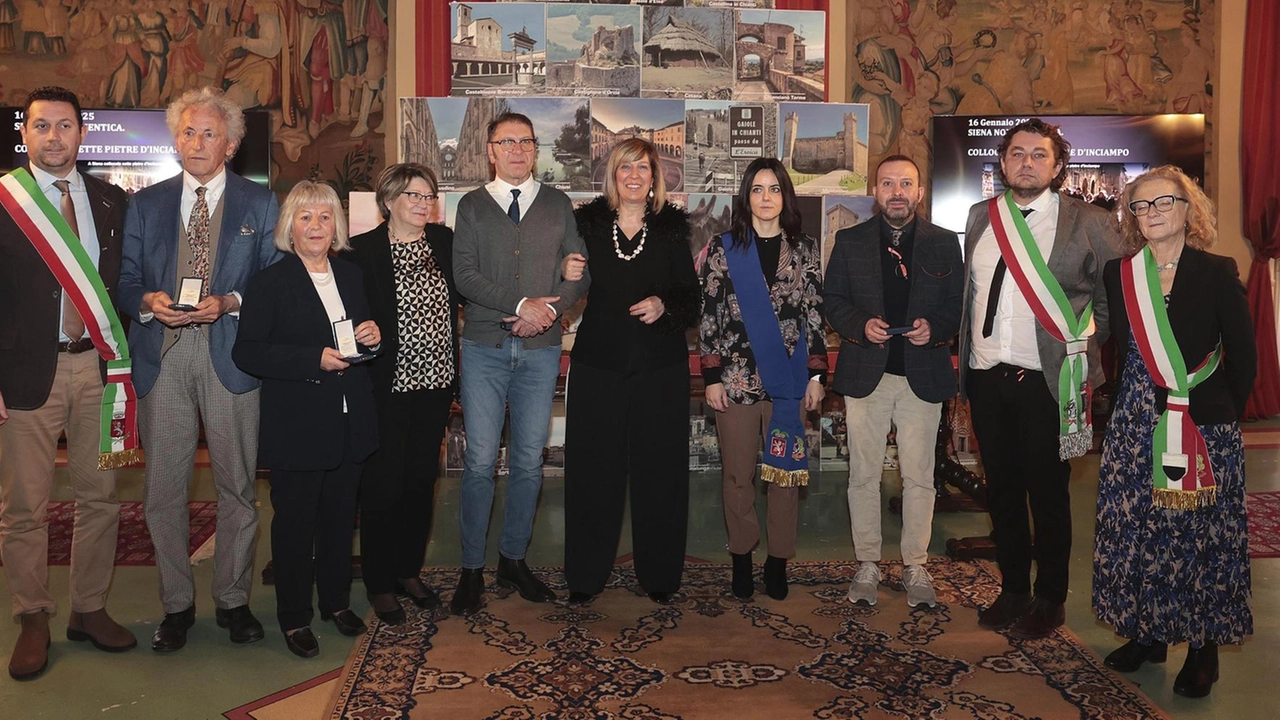 Un momento della cerimonia di consegna delle quattro medaglie d’onore. conferite dal Capo dello Stato a due senesi, ad un uomo di Torrita e ad uno residente nel comune di Castiglione d’Orcia deportati nei lager e prigionieri di guerra Toccanti gli interventi dei loro familiari Un momento della cerimonia di consegna delle quattro medaglie d’onore. conferite dal Capo dello Stato a due senesi, ad un uomo di Torrita e ad uno residente nel comune di Castiglione d’Orcia deportati nei lager e prigionieri di guerra Toccanti gli interventi dei loro familiari