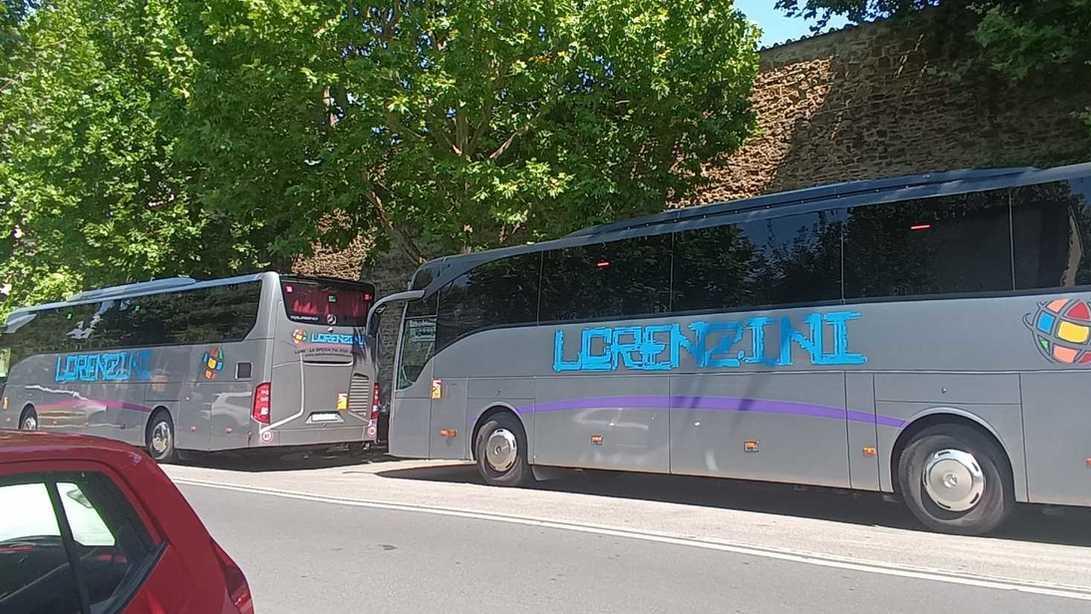 Viale Ariosto, che confusione. Code e proteste per i bus turistici. L’hub finisce nel mirino del Comune