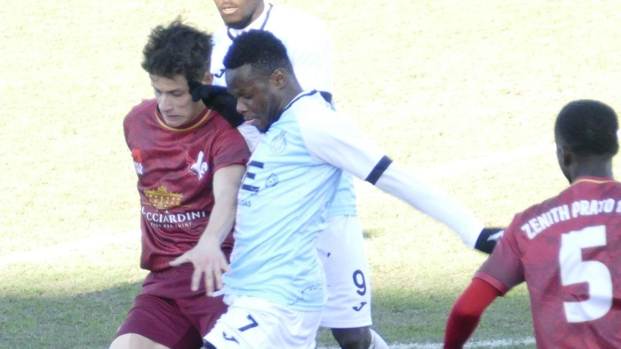 Palla combattuta a metà campo. Partita storta per i ragazzi amaranto Palla combattuta a metà campo. Partita storta per i ragazzi amaranto
