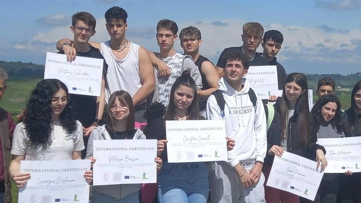 La filiera corta inizia in classe, gli studenti del Niccolini pionieri di un programma promosso dall’Ue. Rosario Floriddia: "Se la fase di test riuscirà a decollare, la metodologia sarà divulgata negli altri Paesi". La filiera corta inizia in classe, gli studenti del Niccolini pionieri di un programma promosso dall’Ue. Rosario Floriddia: "Se la fase di test riuscirà a decollare, la metodologia sarà divulgata negli altri Paesi".