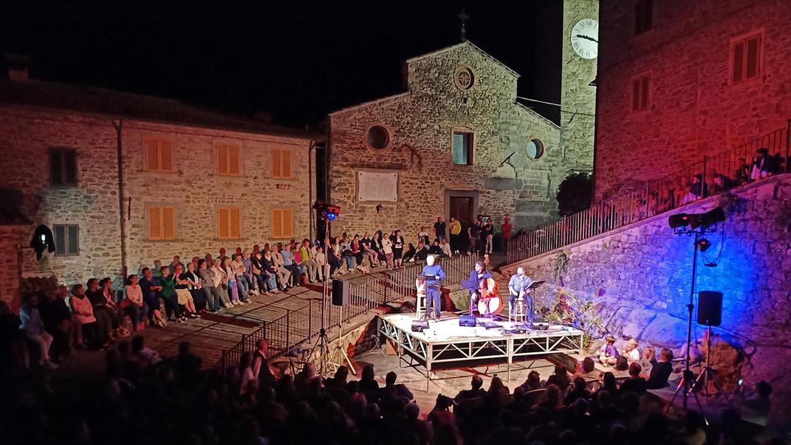 https://www.lanazione.it/image-service/view/acePublic/alias/contentid/MzIzY2M4ZDYtYmJiNC00/0/raggiolo.jpeg?f=16:9&w=1200&h=630