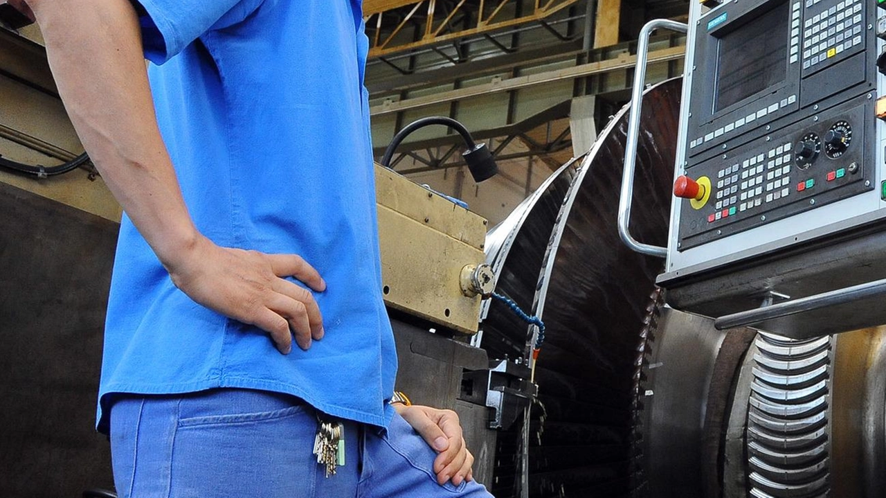Un operaio al lavoro in un’azienda metalmeccanica (foto di archivio)