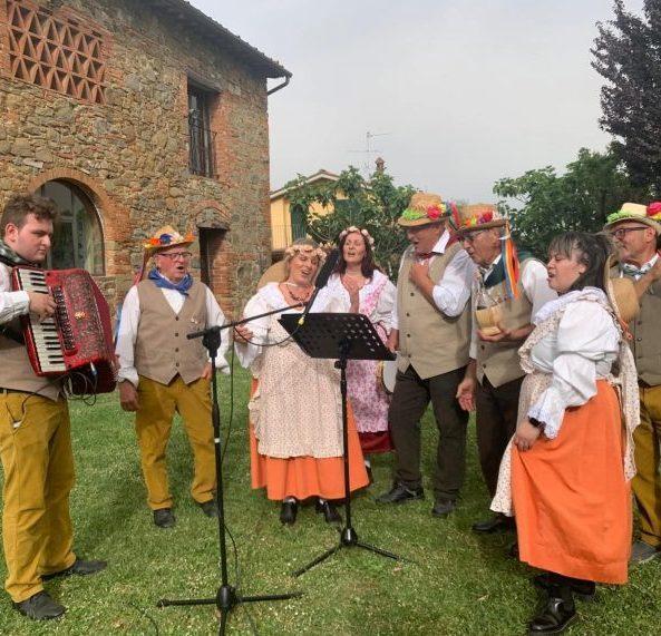 https://www.lanazione.it/image-service/view/acePublic/alias/contentid/MzJiNzA5ZjYtNTI0Zi00/0/larcobaleno-al-festival-del-folk.jpeg?f=1.91:1&w=1200