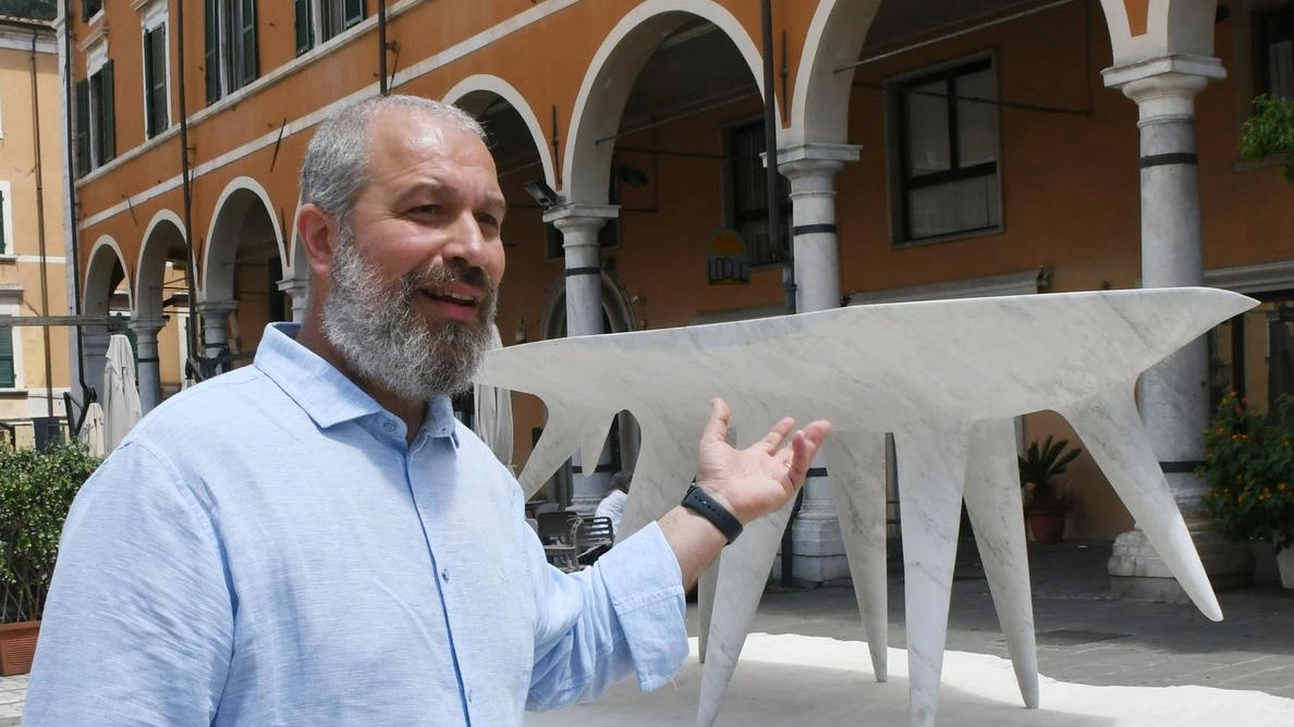 Confermato alla direzione della kermesse estiva il curatore Domenico Raimondi. Allestimento affidato a Carrarafiere Confermato alla direzione della kermesse estiva il curatore Domenico Raimondi. Allestimento affidato a Carrarafiere