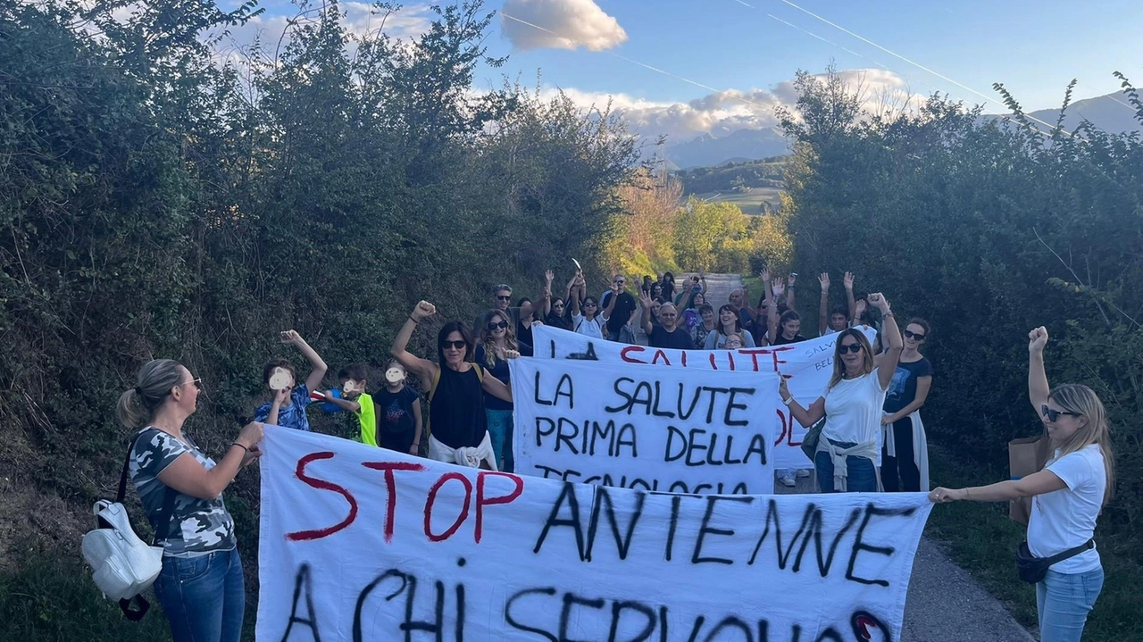 Una protesta contro le antenne per la telefonia in una immagine di archivio Una protesta contro le antenne per la telefonia in una immagine di archivio