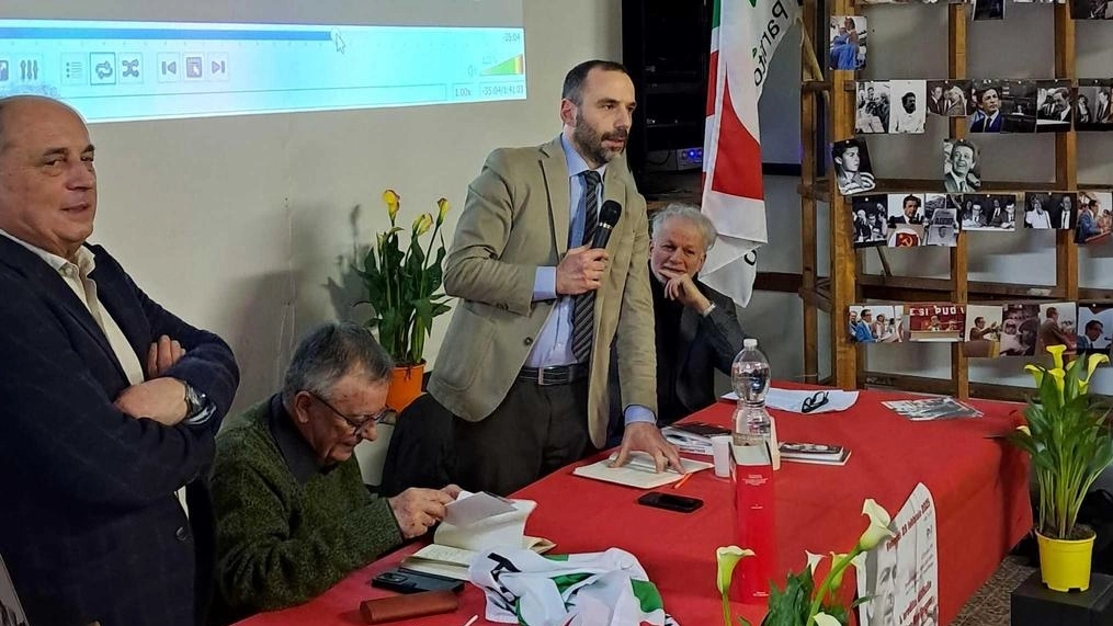 Pontelungo/Spazzavento, più di cento persone, anche molti giovani, hanno partecipato alla serata "Un grande italiano, un comunista sui generis e incompreso anche da chi lo sosteneva nel Pci" . Pontelungo/Spazzavento, più di cento persone, anche molti giovani, hanno partecipato alla serata "Un grande italiano, un comunista sui generis e incompreso anche da chi lo sosteneva nel Pci" .