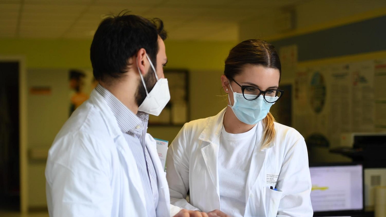 Una coppia di medici impegnata nell’esame di una cartella (. foto di repertorio Una coppia di medici impegnata nell’esame di una cartella (. foto di repertorio