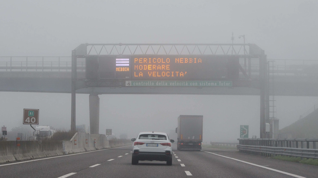 Automobilisti in viaggio alle prese con una fitta nebbia che ha invaso anche l'autostrada A1 Automobilisti in viaggio alle prese con una fitta nebbia che ha invaso anche l'autostrada A1