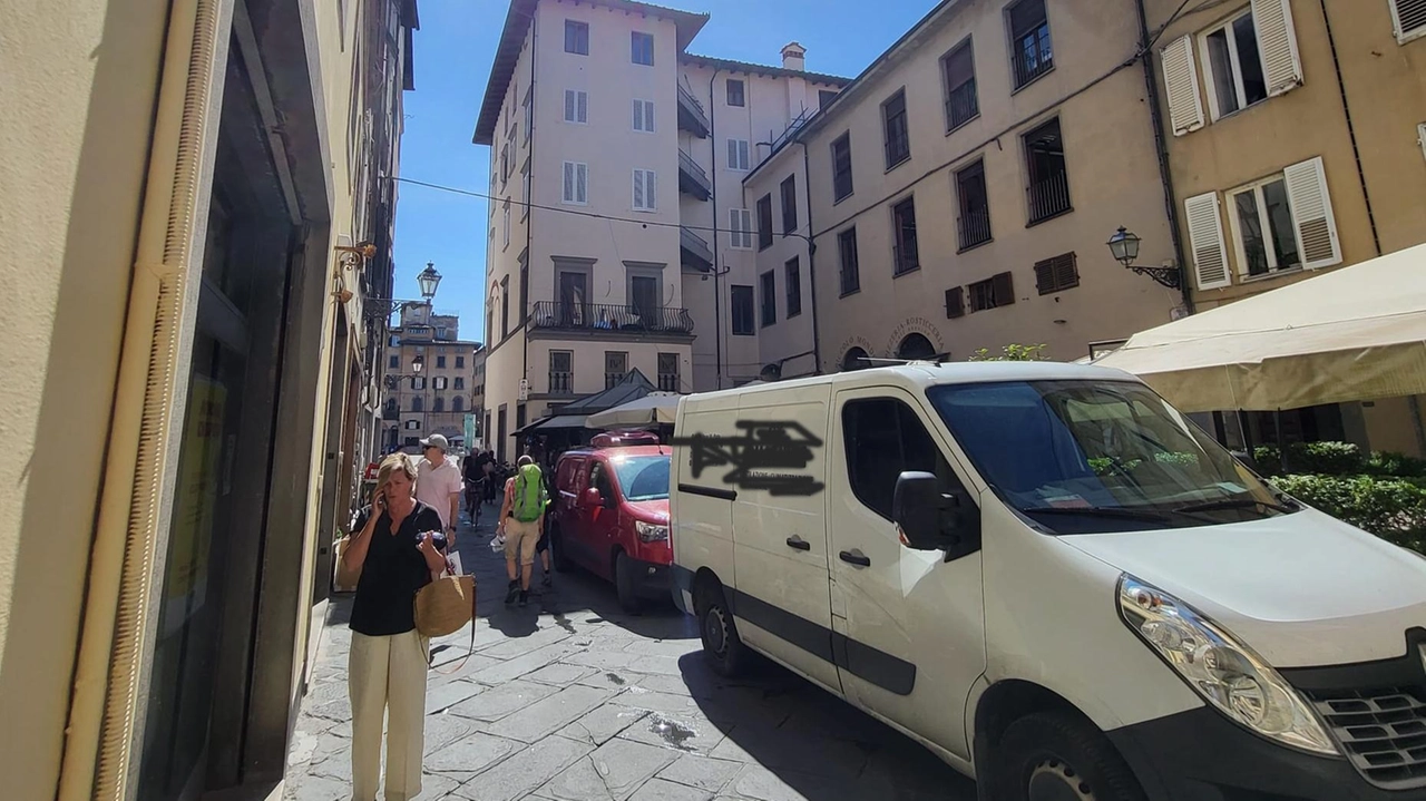 Controlli più attenti del Comune sui mezzi che hanno accesso alla ztl con varie tipologie di permessi giornalieri (foto Alcide) Controlli più attenti del Comune sui mezzi che hanno accesso alla ztl con varie tipologie di permessi giornalieri (foto Alcide)