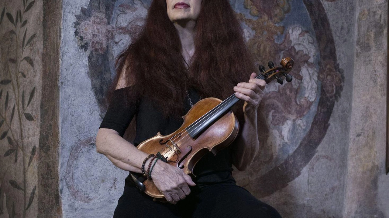 La celebre violinista Scarlet Rivera si esibirà stasera alle 20 al Pin di La Spezia, omaggiando la carriera di Bob Dylan e altri artisti con un repertorio eclettico. Pioniera del violino elettrico, Rivera ha aperto nuove strade nella storia del rock. Ingresso libero. La celebre violinista Scarlet Rivera si esibirà stasera alle 20 al Pin di La Spezia, omaggiando la carriera di Bob Dylan e altri artisti con un repertorio eclettico. Pioniera del violino elettrico, Rivera ha aperto nuove strade nella storia del rock. Ingresso libero.