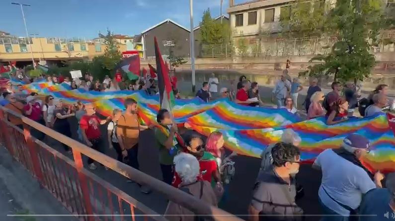 firenze palestina libera la citt224 attraversata dal maxi corteo tra bandiere e striscioni