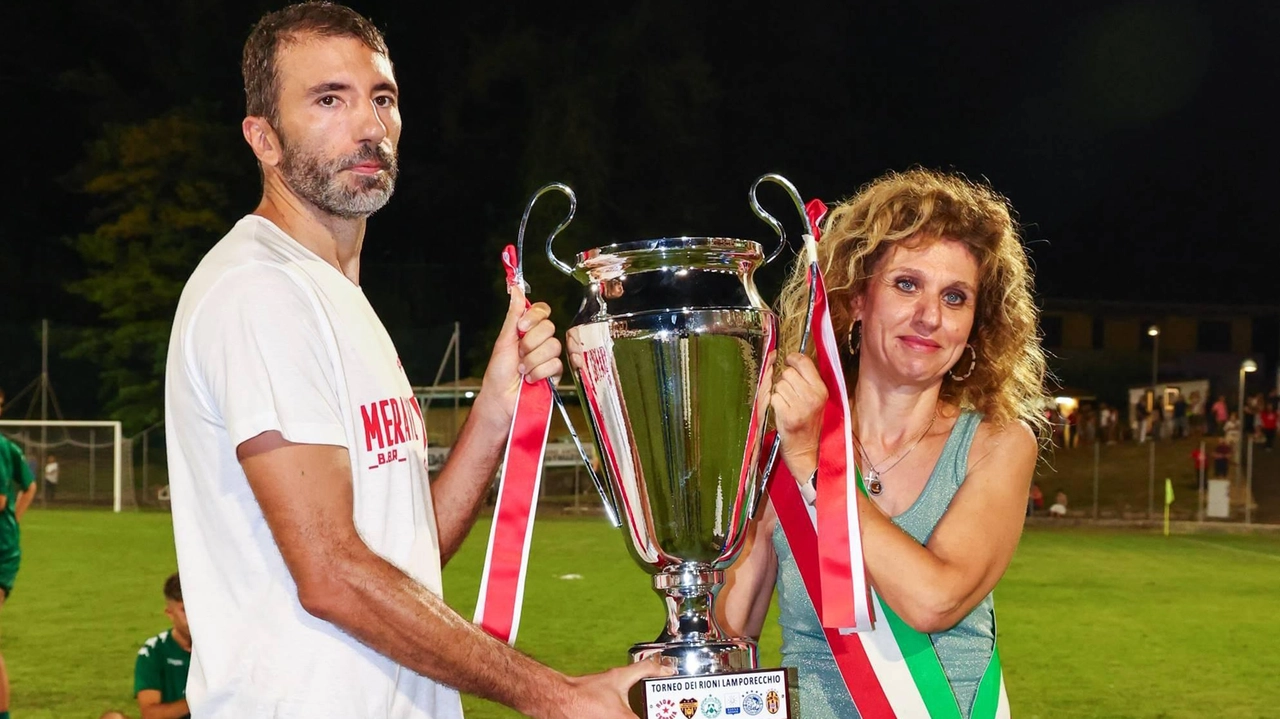 La sindaca Anna Trassi premia Biondi, capitano del rione Cerbaia, vincitore dell’ultima edizione del torneo La sindaca Anna Trassi premia Biondi, capitano del rione Cerbaia, vincitore dell’ultima edizione del torneo