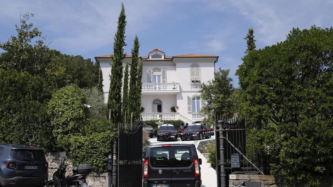 La 54enne aggredita nella villa dove lavorava. Lui aveva il divieto di avvicinarsi. Erano separati da tempo e lei lo aveva già denunciato per maltrattamenti. La 54enne aggredita nella villa dove lavorava. Lui aveva il divieto di avvicinarsi. Erano separati da tempo e lei lo aveva già denunciato per maltrattamenti.