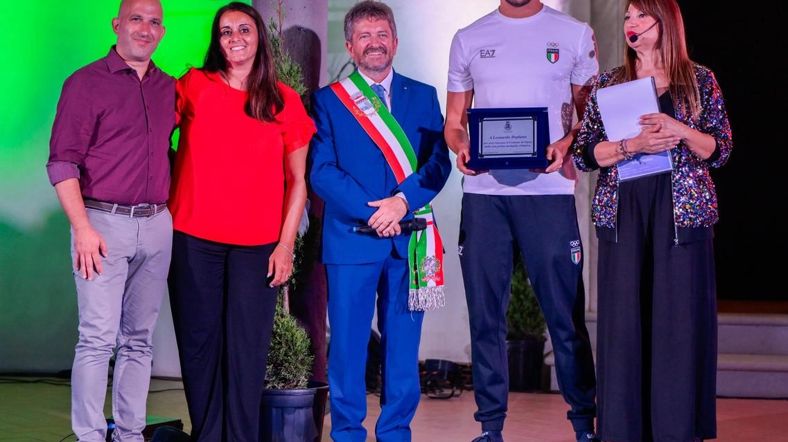 Il nuotatore Leonardo Deplano è stato omaggiato dal Comune di Signa per la sua medaglia olimpica. La serata di celebrazione ha evidenziato l'importanza dello sport e della tradizione locale. Il nuotatore Leonardo Deplano è stato omaggiato dal Comune di Signa per la sua medaglia olimpica. La serata di celebrazione ha evidenziato l'importanza dello sport e della tradizione locale.