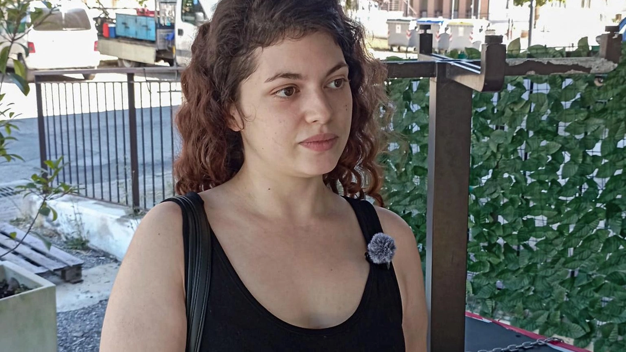 Giorgia Lisetti, titolare del bar Bar River, presso la ex Fornace, che gestisce assieme ai familiari: «Non ne possiamo più» Giorgia Lisetti, titolare del bar Bar River, presso la ex Fornace, che gestisce assieme ai familiari: «Non ne possiamo più»