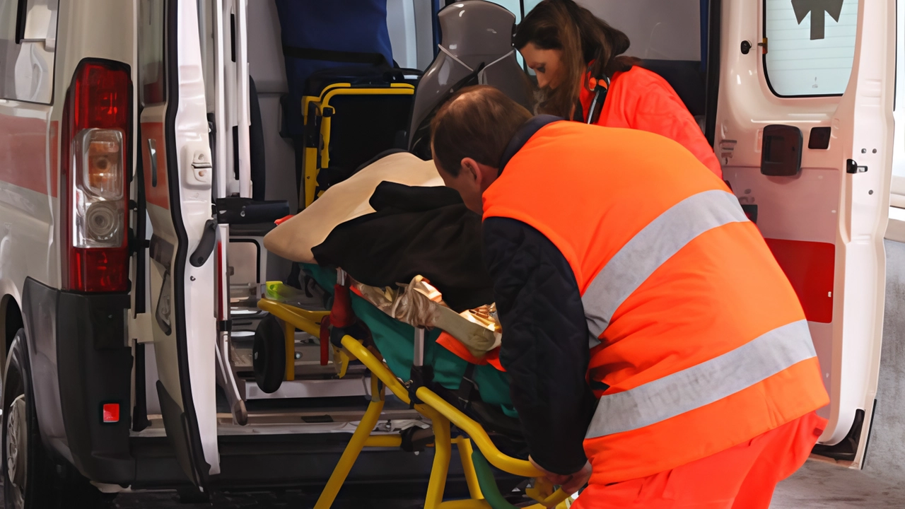 Un paziente mentre viene trasportato sopra una barella su un’ambulanza (Foto d’archivio)