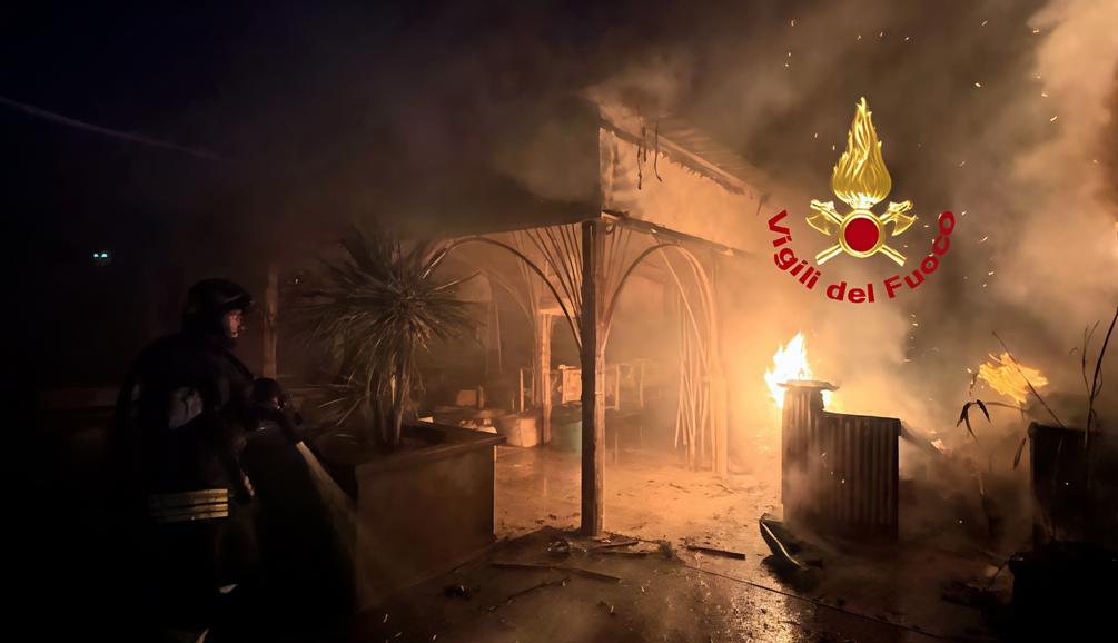 https://www.lanazione.it/image-service/view/acePublic/alias/contentid/MzM1Njk3YTctNWI1ZC00/0/lex-blanco-a-rovezzano-fiamme-e-fumo-nella-notte-a-fuoco-il-giardino-del-locale.jpeg