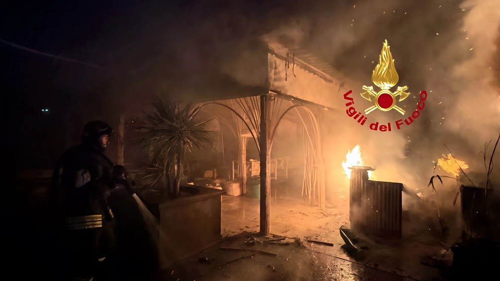 L’intervento dei vigili del fuoco, l’altra notte, nello spazio esterno del locale ’Ayana’, a Rovezzano L’intervento dei vigili del fuoco, l’altra notte, nello spazio esterno del locale ’Ayana’, a Rovezzano