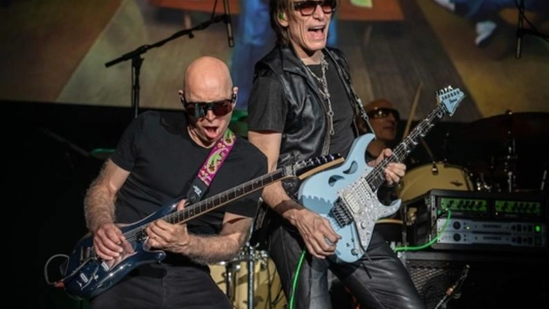 Joe Satriani e Steve Vai insieme sul palco durante uno dei loro concerti