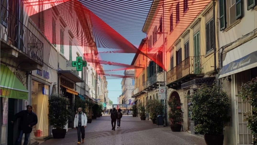 Il granata veste l’estate, maxi-teli e arte in centro. Arriva l’ok: si può partire
