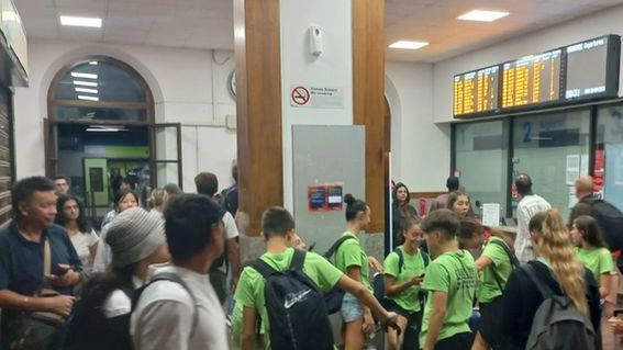La situazione alla stazione di Empoli venerdì sera a causa del guasto alla linea elettrica tra Navacchio e Pisa