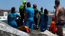 Due momenti dei soccorsi, sia via mare che via terra in Piazza delle Baleari Due momenti dei soccorsi, sia via mare che via terra in Piazza delle Baleari