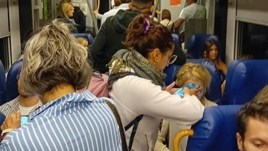Viaggiare sul treno sta diventando sempre più difficile e soprattutto scomodo Viaggiare sul treno sta diventando sempre più difficile e soprattutto scomodo