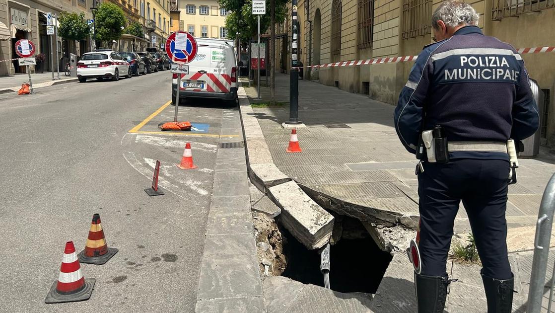 Camion urta il marciapiede e l’asfalto sprofonda. Si apre una voragine nella strada Camion urta il marciapiede e l’asfalto sprofonda. Si apre una voragine nella strada