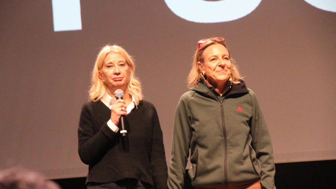 Elena Picco, a sinistra, che ha prodotto il documentario inedito «Dentro-Fuori», presentato a Giffoni e Serena Porcari, ad di Dynamo Camp Elena Picco, a sinistra, che ha prodotto il documentario inedito «Dentro-Fuori», presentato a Giffoni e Serena Porcari, ad di Dynamo Camp