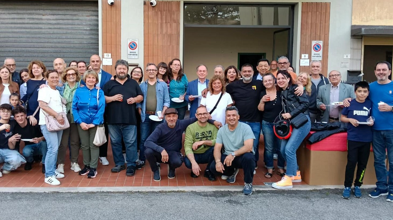 Il comitato di via San Giusto e via Masaccio festeggia perché la tramvia non passerà vicino alle loro case con il rischio di espropri (FotoGermogli) Il comitato di via San Giusto e via Masaccio festeggia perché la tramvia non passerà vicino alle loro case con il rischio di espropri (FotoGermogli)
